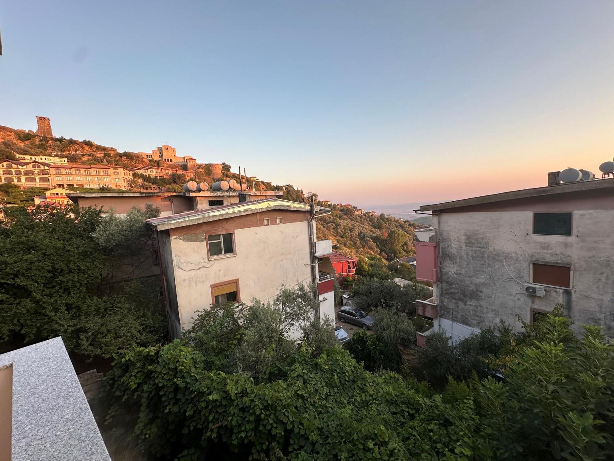 Krujë Guni Inn מראה חיצוני תמונה